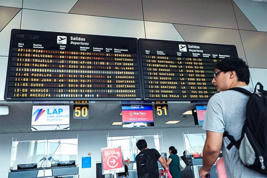 Caos en aeropuerto Jorge Chávez de Lima por vuelos demorados causados por desfile aéreo